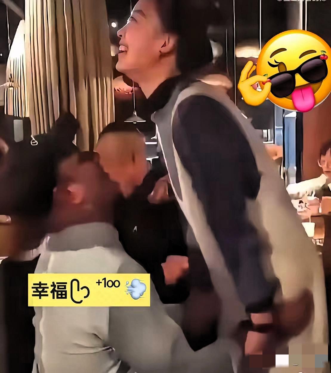 印度留学生跪地求婚引热议！感动还是算计？
 
又一个印度留学生跪地求婚，女方哭得