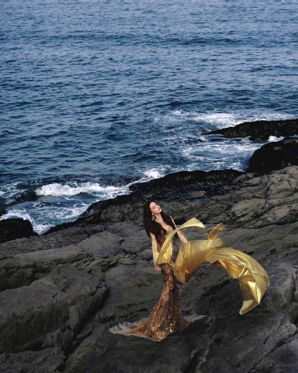 氧化菊把杨颖穿过的礼服碎钻弄丢一颗额…不懂就问，这衣服上的钻石都是真的吗