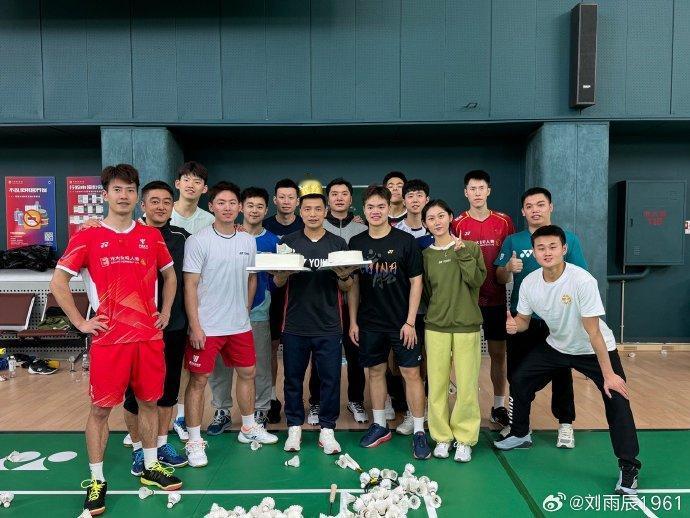 国羽男双组集体为陈其遒教练庆生~#羽毛球#
