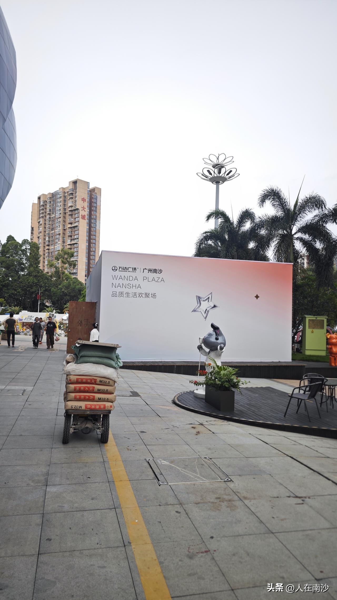 南沙万达时光里这个项目又升级了，这次叫“南沙夜巷”了，主打轻餐茶饮，潮玩精品。