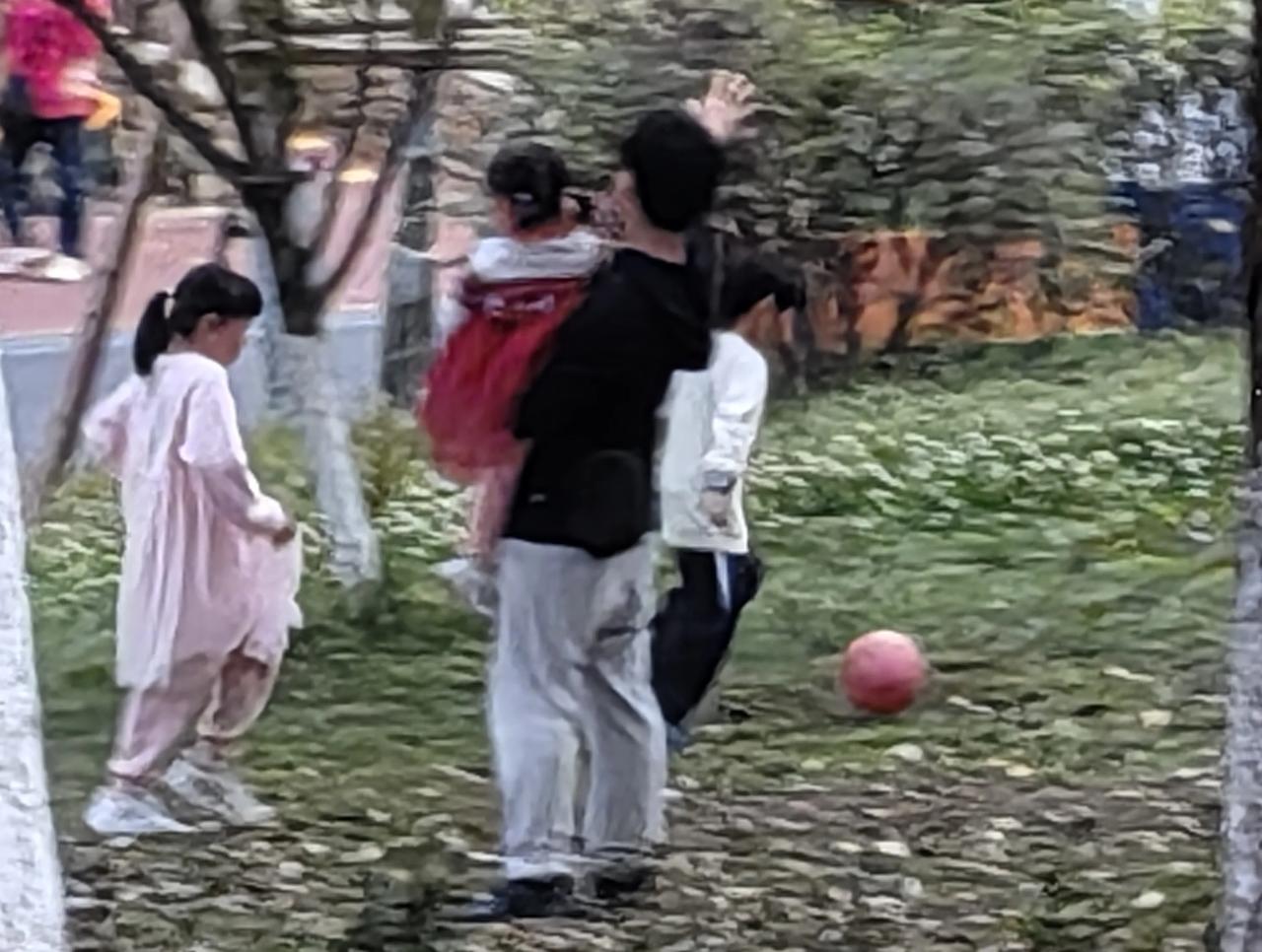 春假应该有的样子：放下手机，陪孩子在风里奔跑

       晚饭后，我照例沿沙