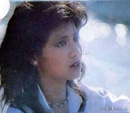 🎆永远的翁美玲👉这组《夹心人》时期的愉景湾留影，白衬衫被海风掀起衣角，她坐在