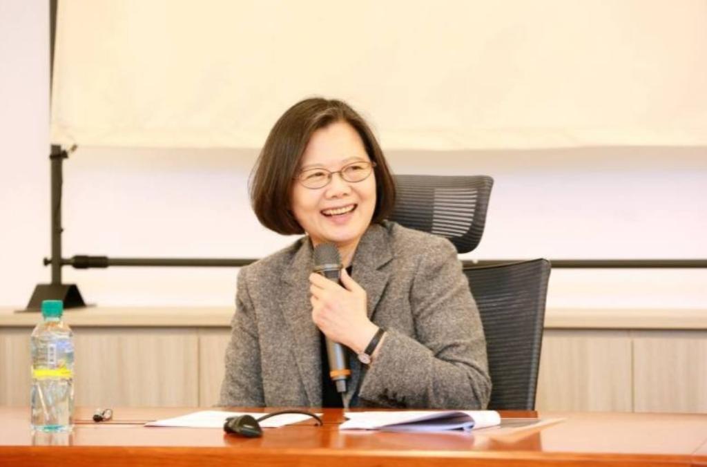 退休后的蔡英文反而更忙了：陪登记、接主委、跑地方，辅选行程排满。有人说她在向赖清