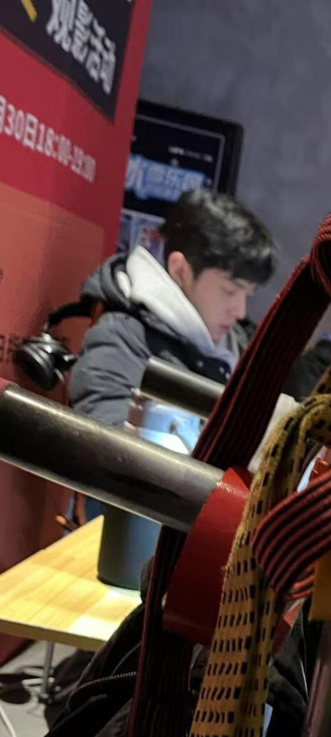 肖战  好阔爱，没见过的兔！软萌地坐在那儿   