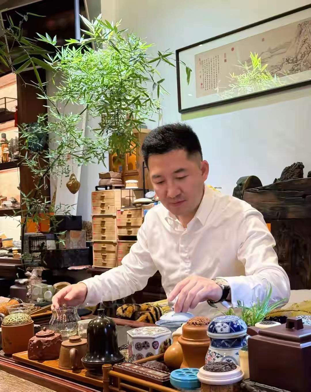 在繁忙的都市丛林中，有一位老人名叫李大爷，年逾七旬，却精神矍铄、笑容满面。有人问