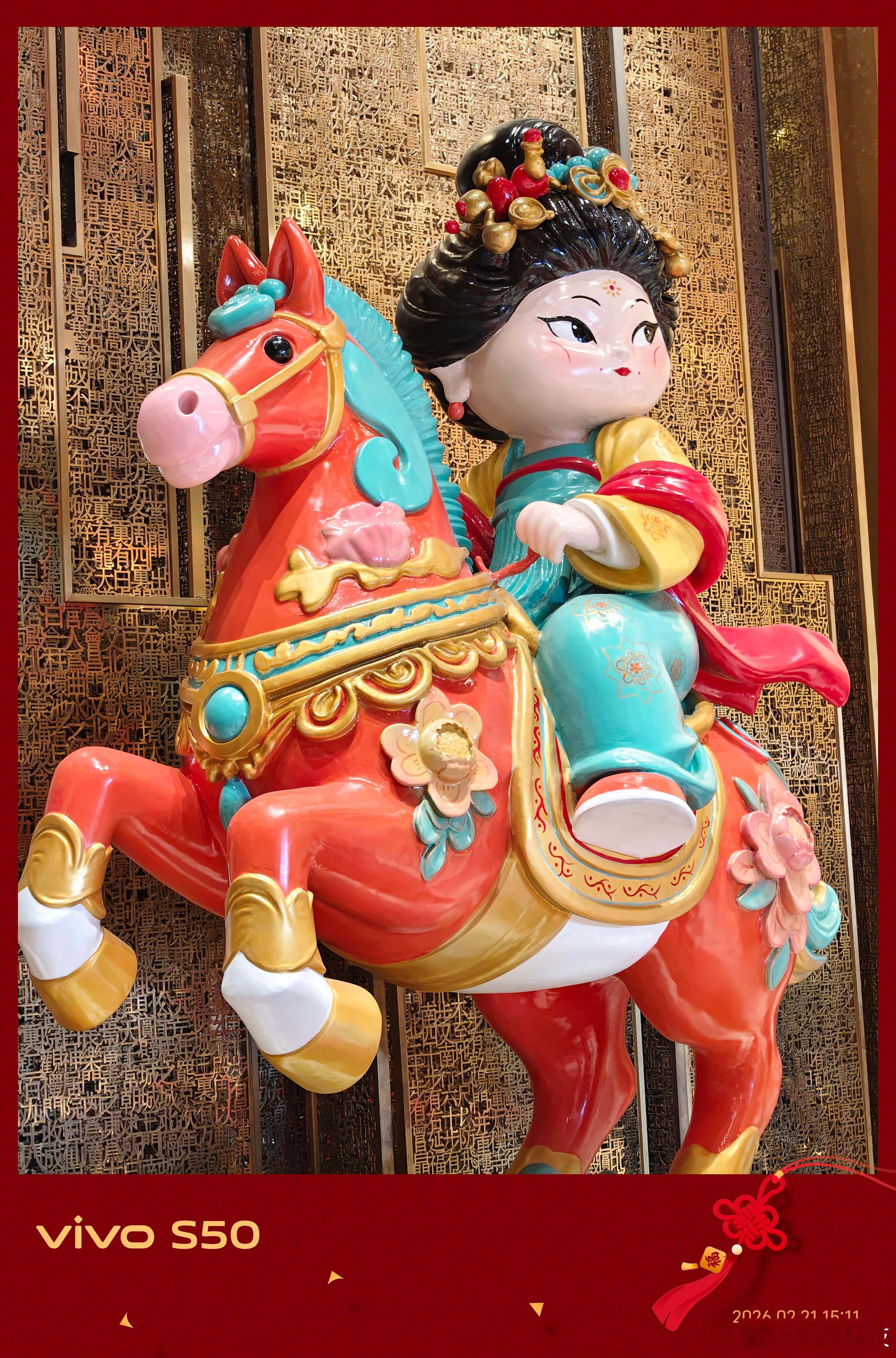 踏入应天门，仿佛穿越回千年前的市井街巷。Q版仕女骑马的雕塑俏皮灵动，将盛唐的雍容