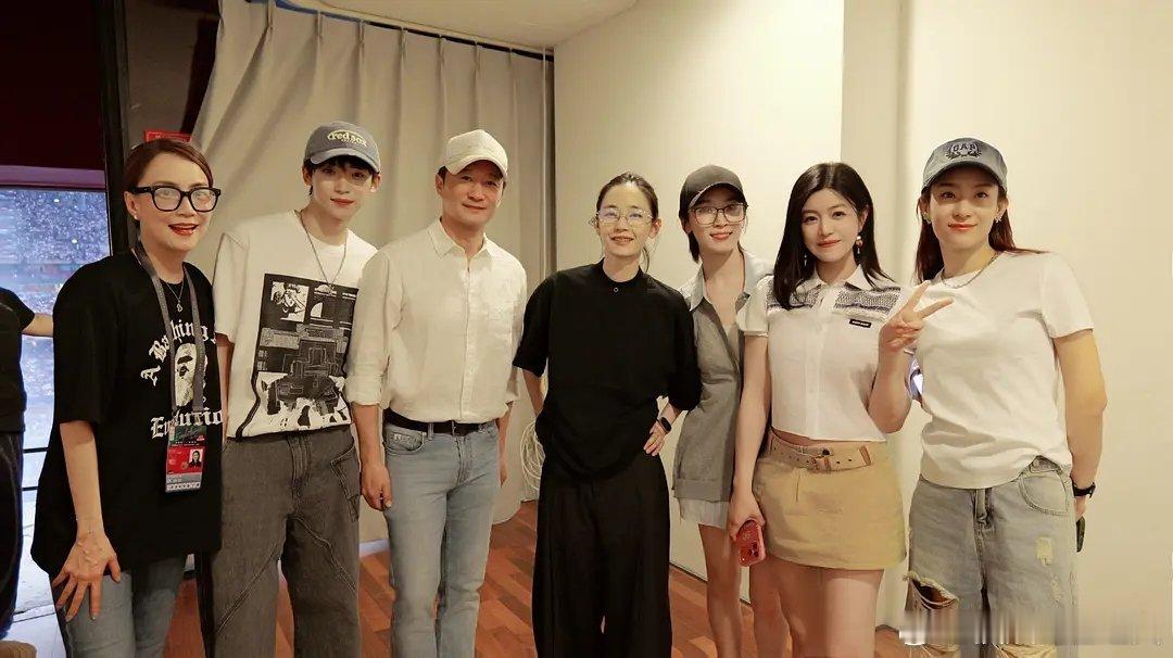 刘雅瑟发了谢霆锋演唱会后台合照 吴京 谢楠 陈妍希 梓渝 霍汶希 侯宇 
