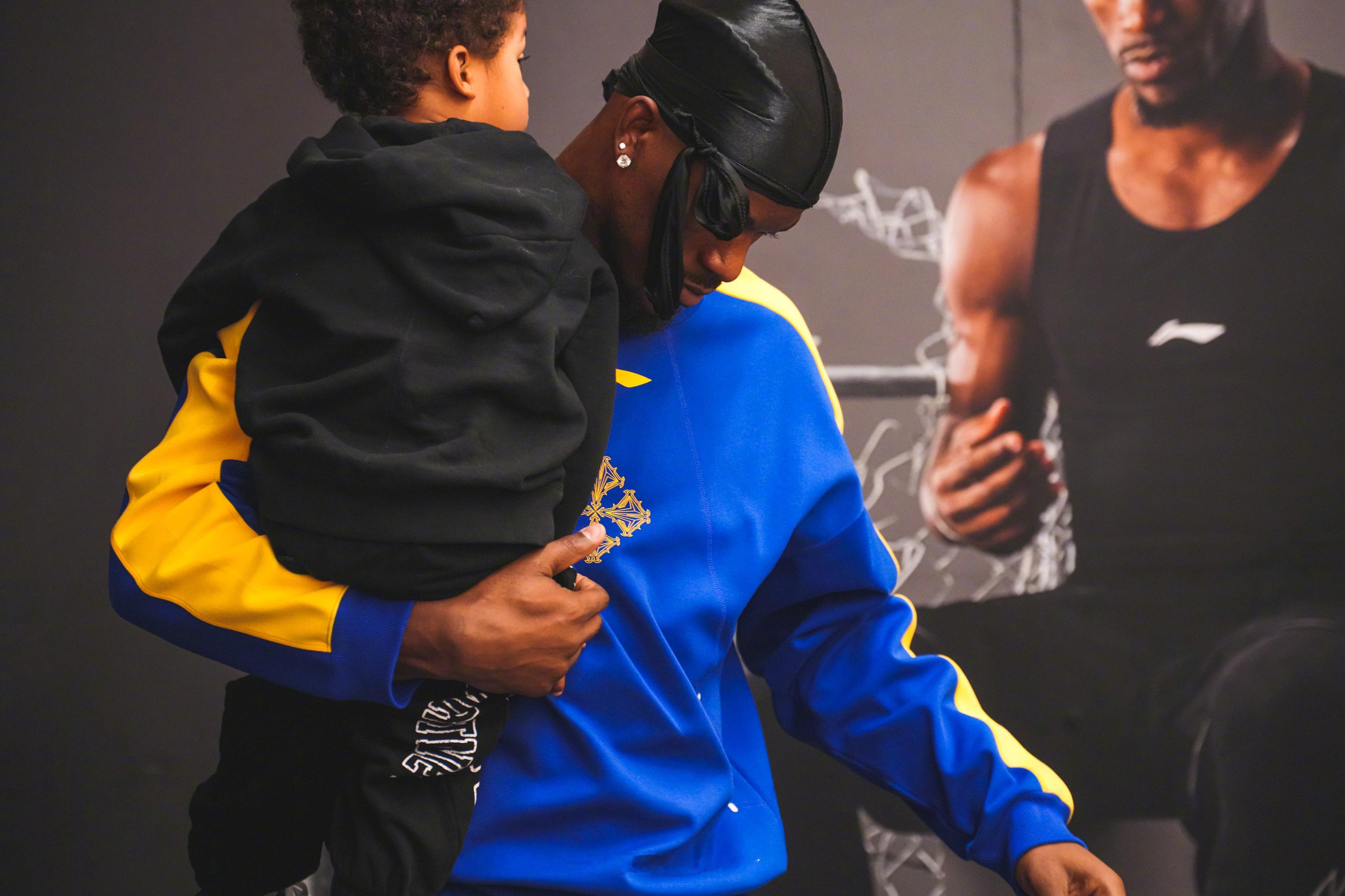 今天最有爱的一件事：JB4活动上巴特勒带上了他的女儿 Rylee 和两个儿子 B