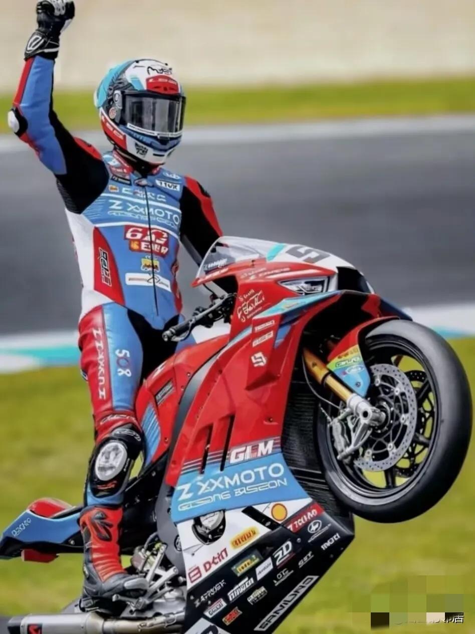 欧洲人急了。
他们给中国赛车焊上了7公斤的铅块，还削了5%的动力。你以为这是打压