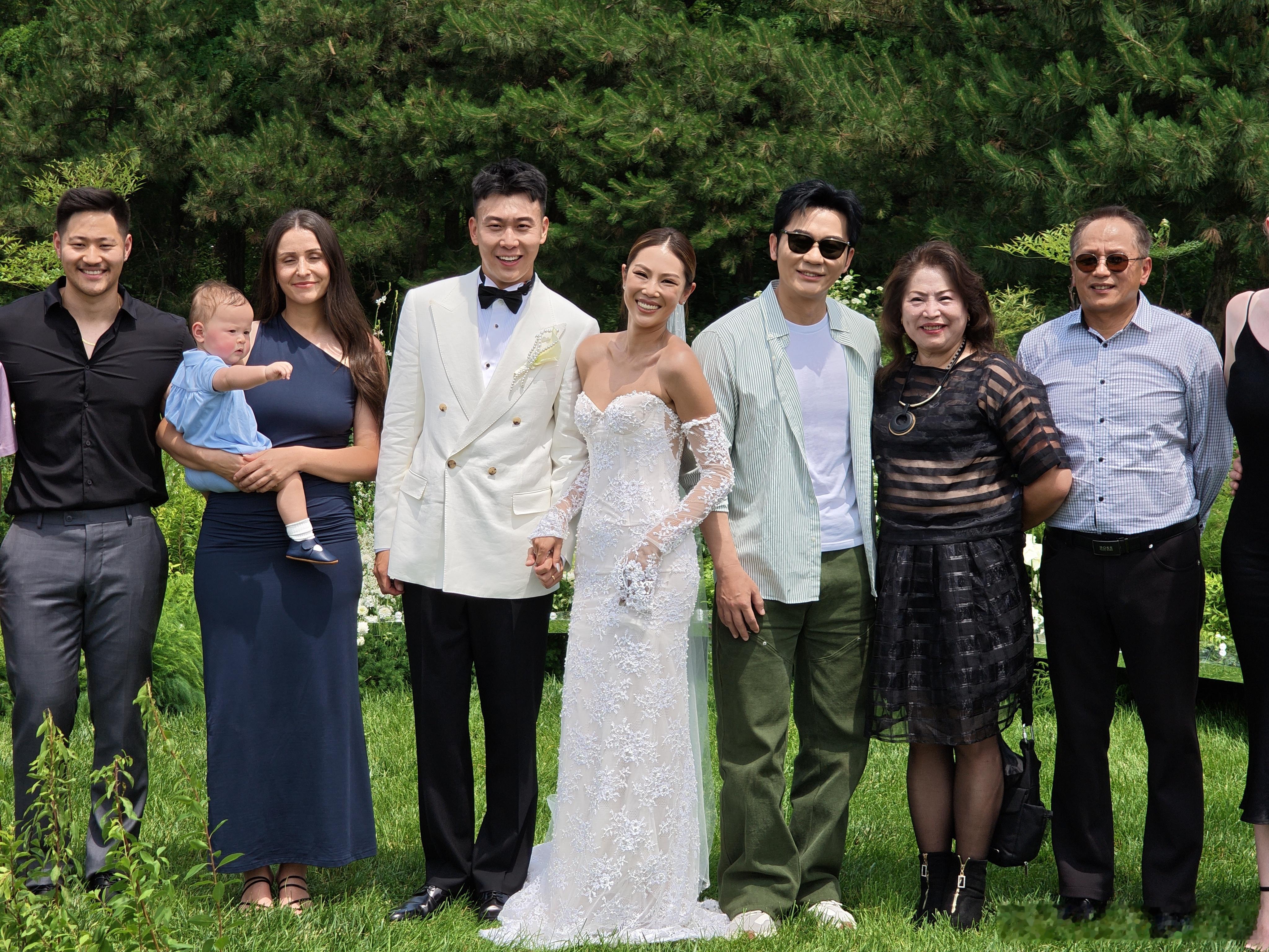 李晨妹妹结婚那天见到晨哥人真的超nice非常低调，真人线下和线上一样180-18