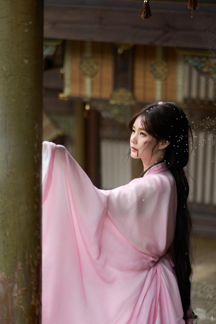 李一桐带来的清瞳绝密物料中包含战损造型，这类聚焦角色特殊场景的内容较为稀缺，让观