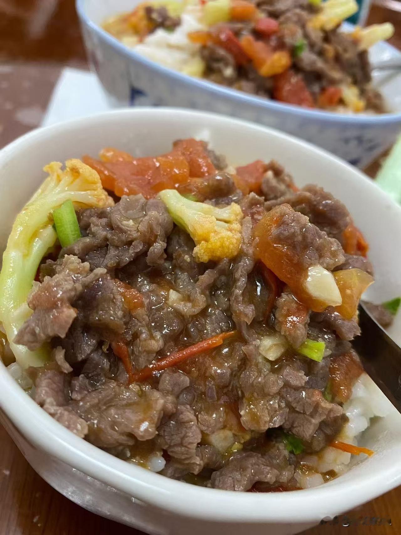 家人们，今天挖到宝了！这碗番茄牛肉盖饭绝绝子！牛肉嫩到没朋友，和酸甜的番茄一搭，