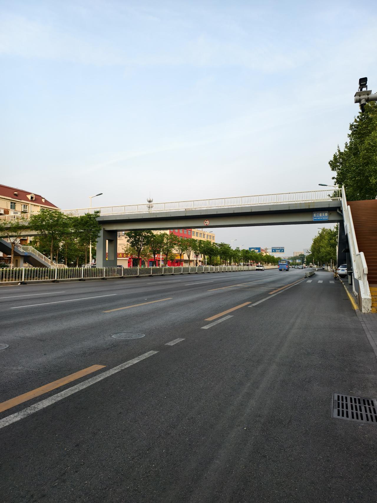 这是坐落在本市南开区一条主干道路上的过街天桥，每次路过此地感觉桥上行人很少，不知