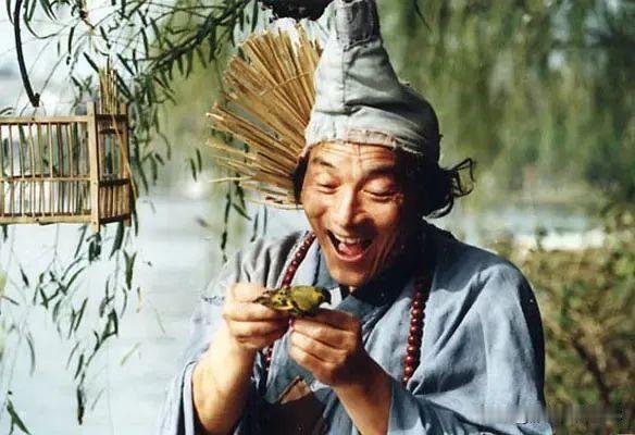 看到这个问题，我想到一位真正用一生诠释"演员"二字的老艺术家——**游本昌**。