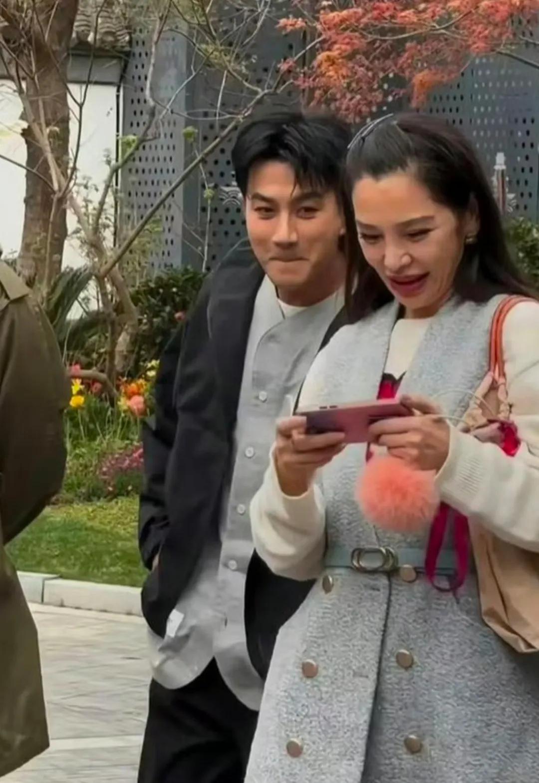 52岁的刘恺威保养得像30多岁的样子。帅气，有魅力[赞]