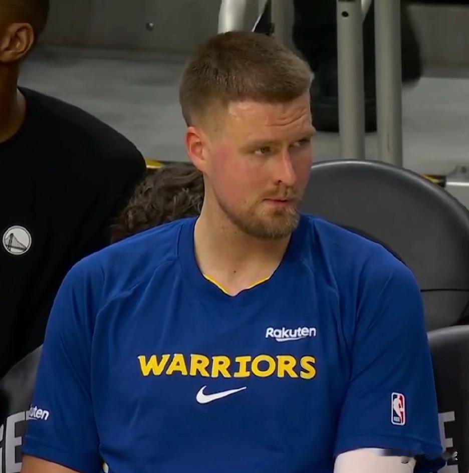 勇士新援波尔津吉斯目前上场的5场比赛数据表现！！！
客场对阵奇才：30分5篮板4