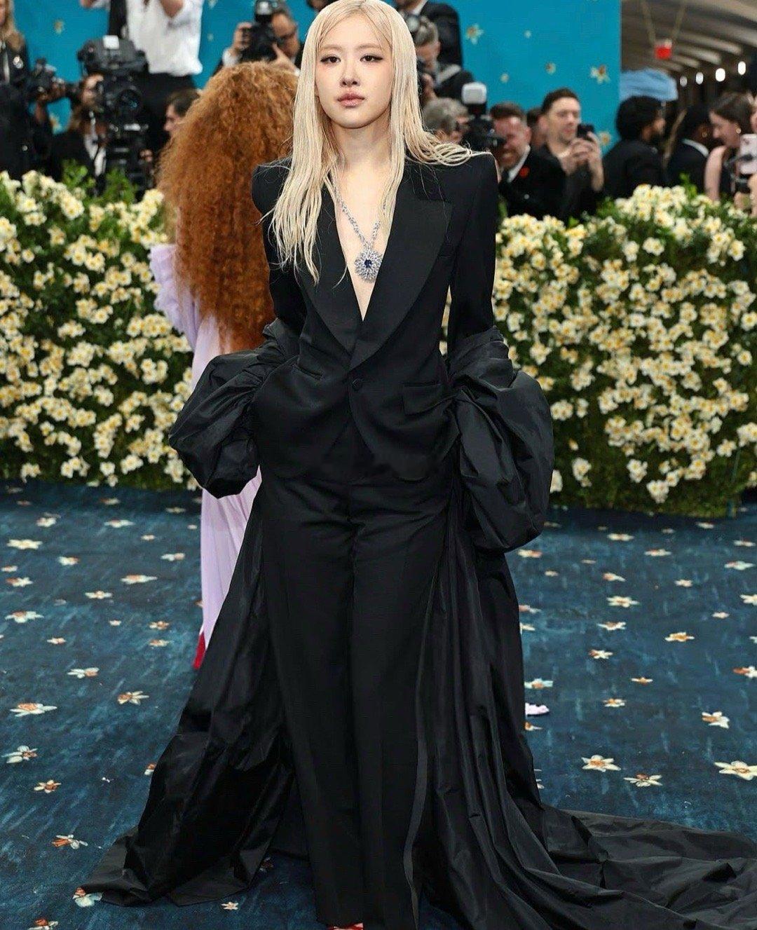 2025年Met Gala｜朴彩英两套造型都美在了心巴子上。朴彩英晚宴出发造型M