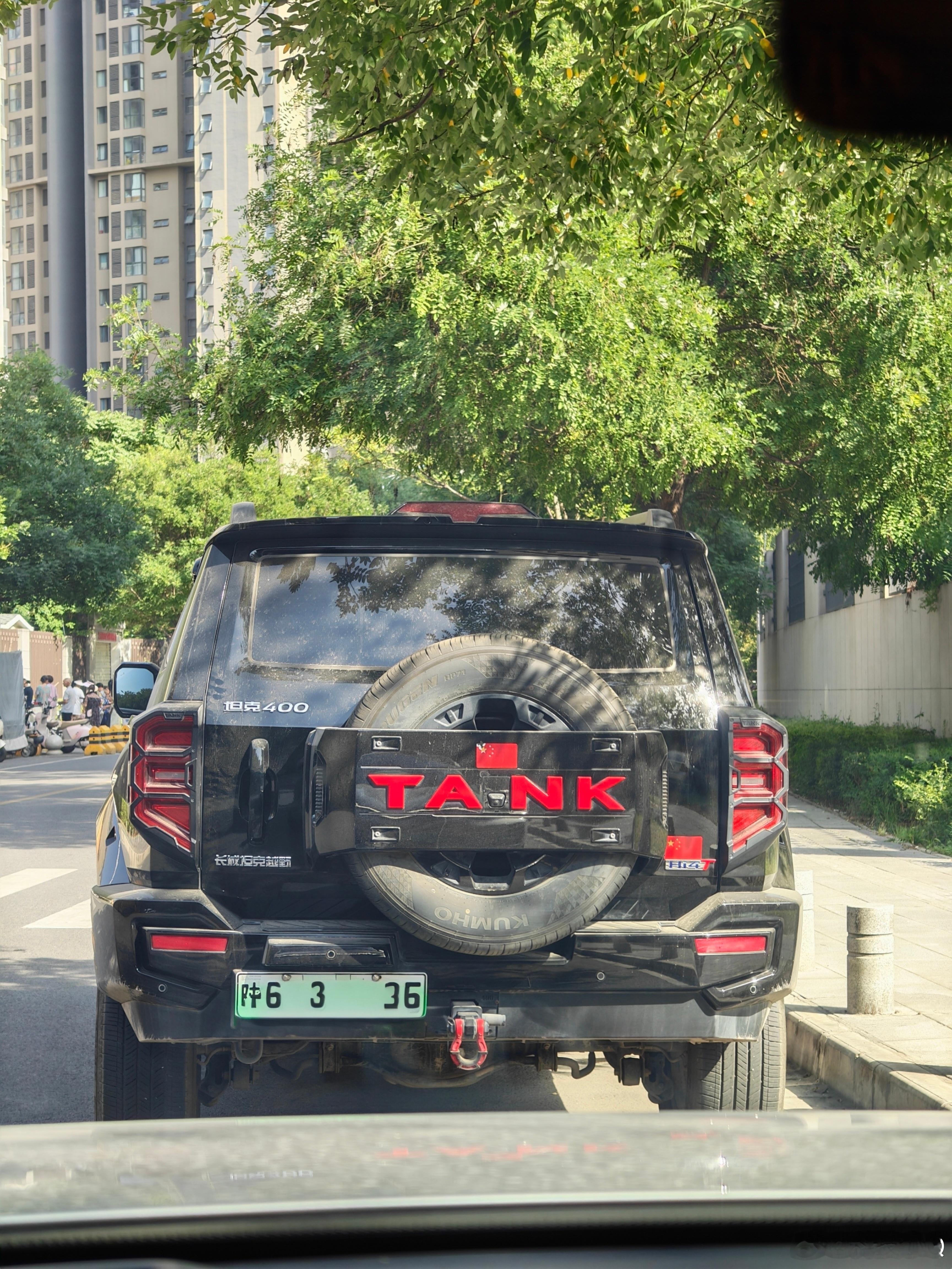 好久没见这位坦克400大姐接孩子放学了 
