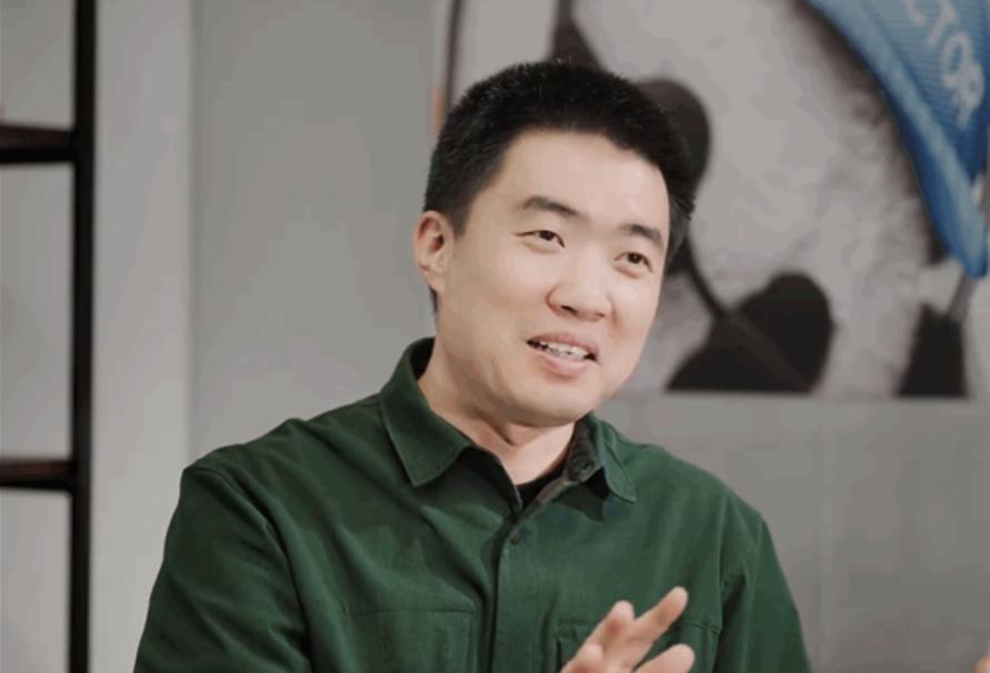 发布会整活！李想在自家发布会上直接掏出一本《停车的艺术》，学习如何正确泊车！理想