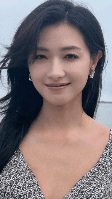#上联：竹叶摇诗韵；下联：邀对#

竹叶摇诗韵

兰香沁画心