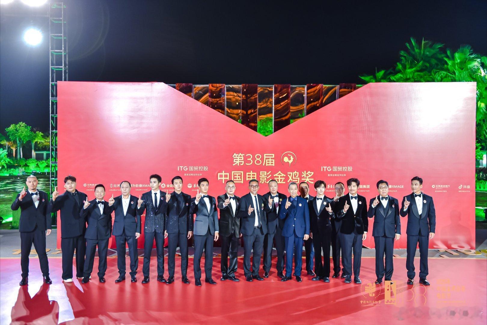 红毯名场面！这气场真的没谁了👏全员“统”“一”呼应，气势拉满，坐等《澎湖海战》