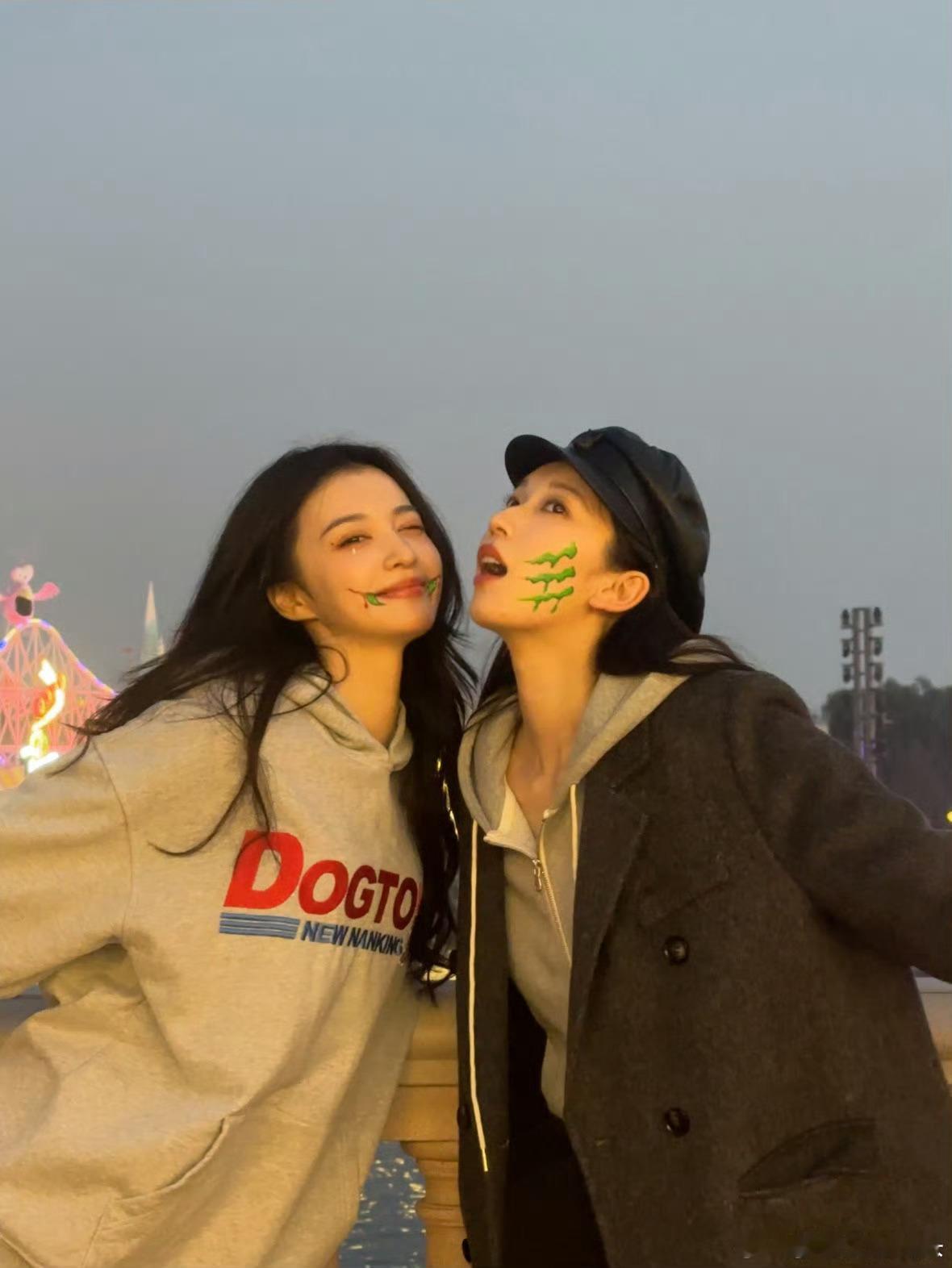 #王楚然刘令姿同游环球影城# 10月末你对我真的很好！这么可爱的照片，属于女孩们
