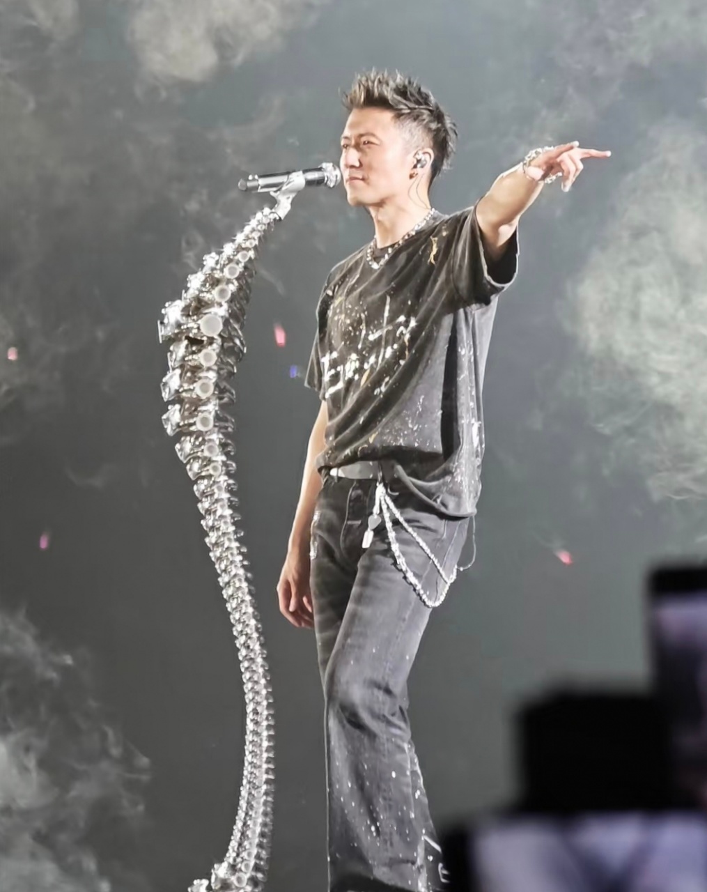 求求谢霆锋别卷了 建议直接把“卷王”奖杯颁给谢霆锋！三天烟花秀+VR黑科技，这演