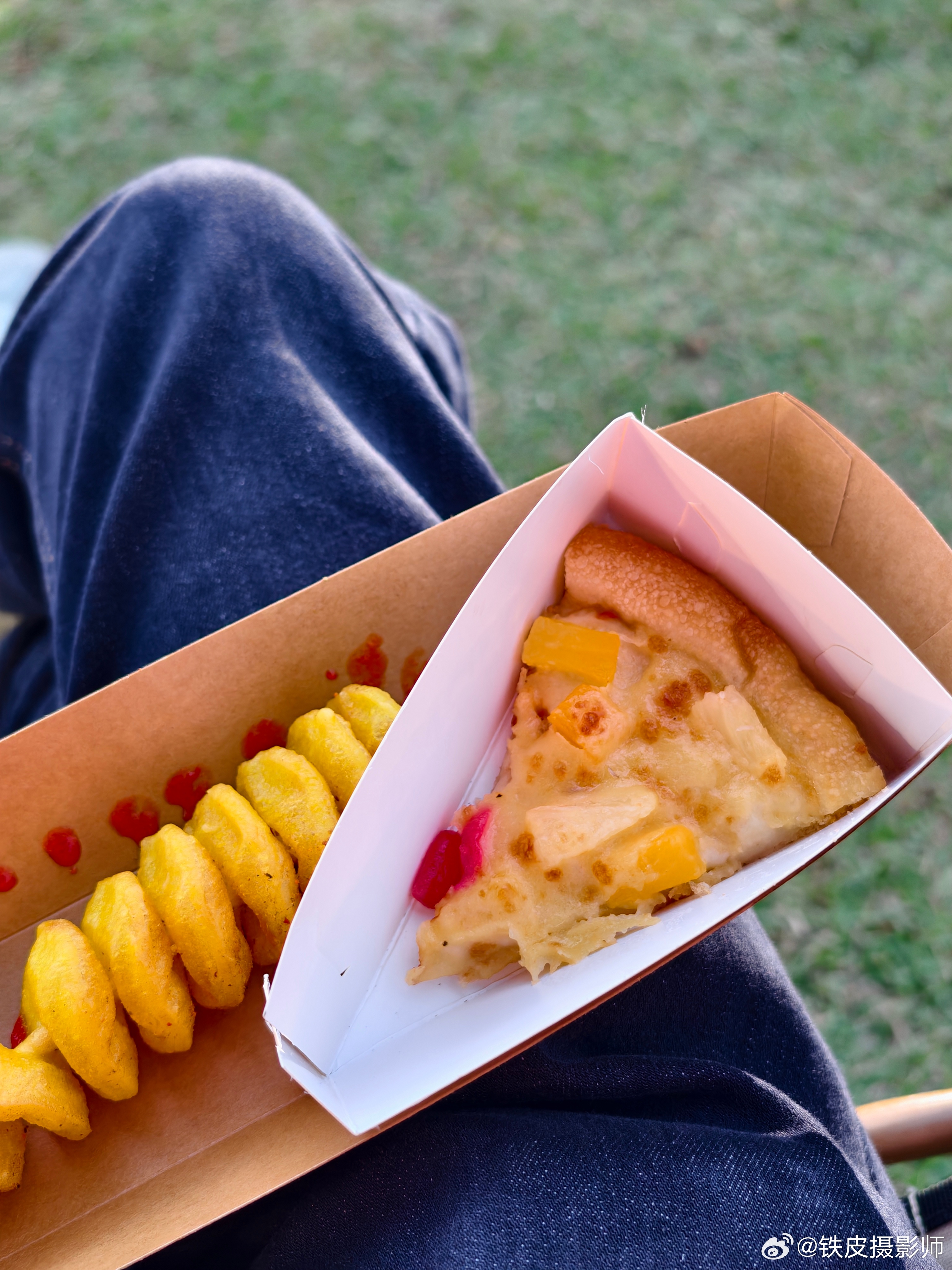 下小雨了，但气氛越来越热闹了！坐下来吃点东西，举起手机就能拍到很多漂亮的妹子们！