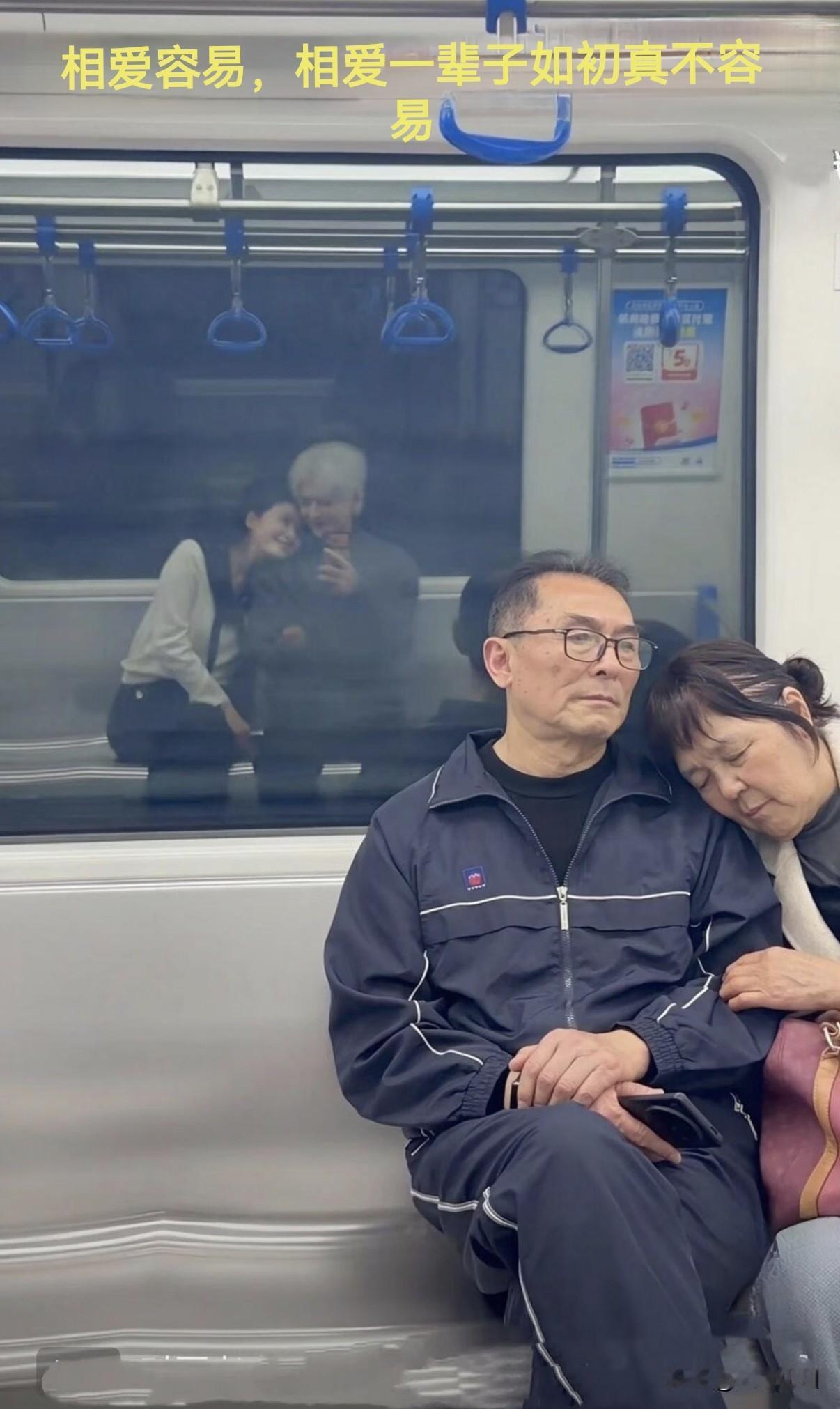 太触动人心了！相爱容易，一辈子相爱如初才是珍贵
这是一张触动让全网内心柔软的图: