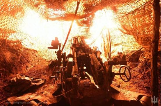 3吨炸弹轰塌大楼活埋一个连，俄年产12万枚航弹：血肉扛不住钢铁
 
俄军打仗这一