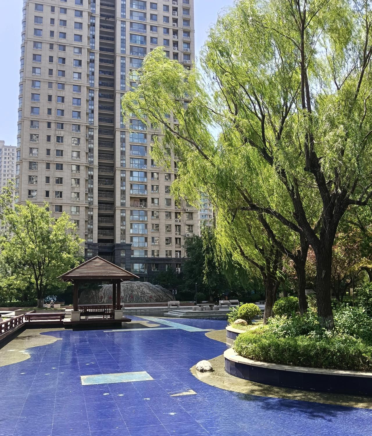 暖气费最合理的收费应该是按套内面积，如果是按建筑面积明显的不合理，暖气管道都在室