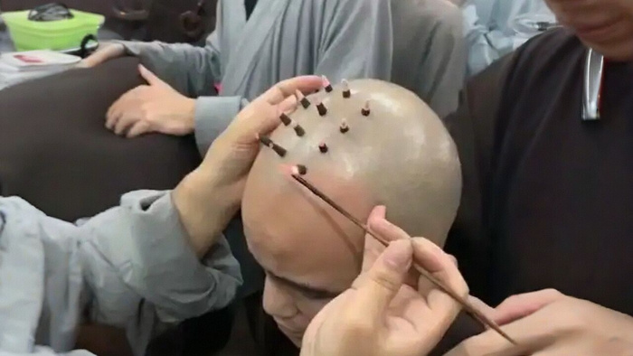 僧人头顶有没有戒疤？在很多影视剧中，出家僧人一出场，头顶上一般都会有戒疤。而且，
