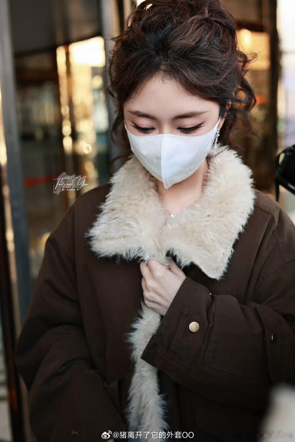 谭松韵百花迎春录制上班路透，太漂亮了！！