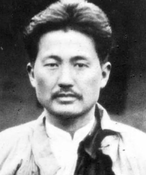 1935年，方志敏被俘，在狱中，他用米汤给鲁迅写信，想让鲁迅救他，鲁迅却说：“救