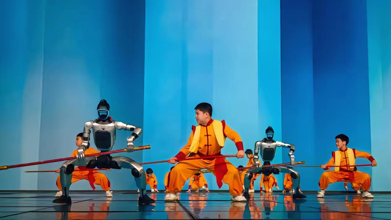 估计印度那边的边境士兵都吓出尿来了，因为今年的中国春晚，机器人不玩手帕，开始玩起