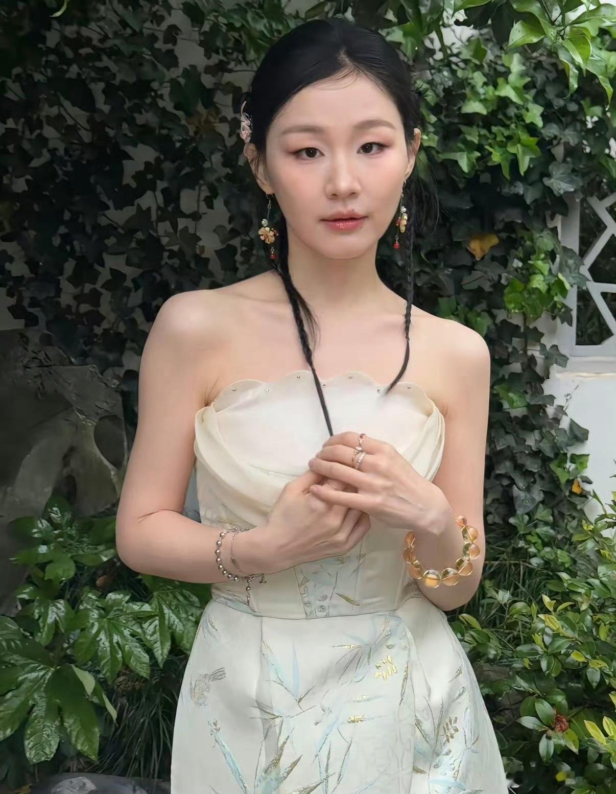 金靖瘦到认不出来脸型果然是五官之神！脸型流畅拍照就丑不到哪里去  她那种由内而外