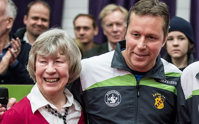 61岁瓦尔德内尔复出 61岁瑞典乒乓球传奇瓦尔德内尔宣布复出，他将参加瑞典丁级联