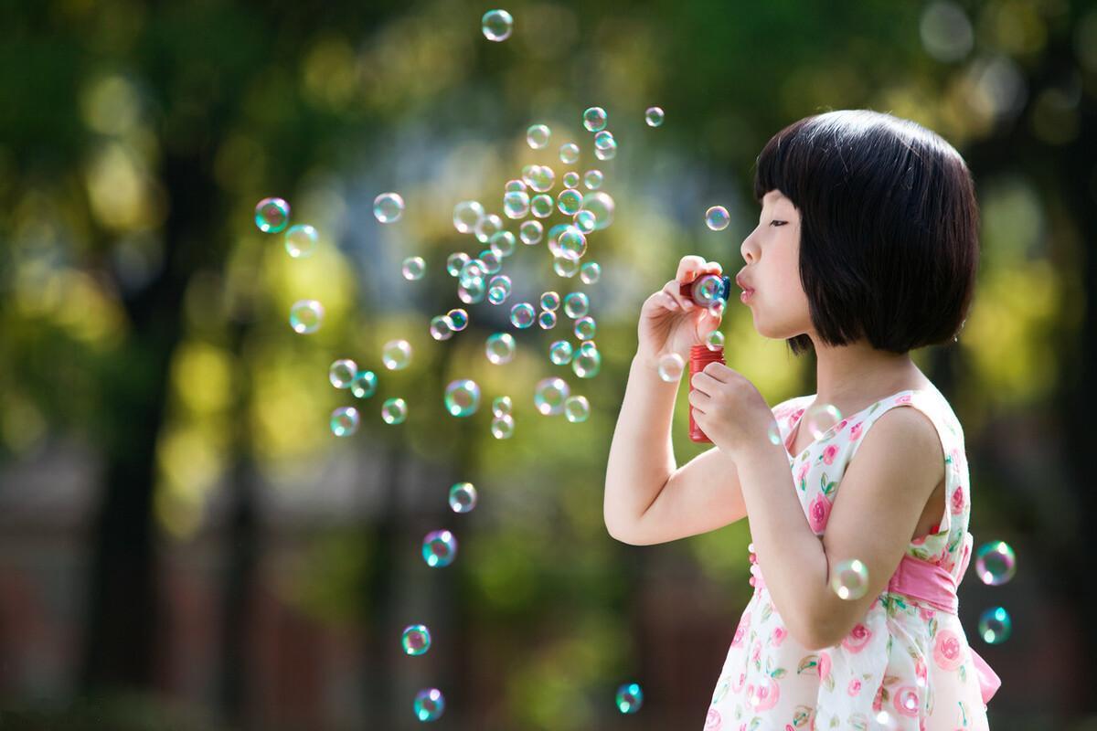 有时父母不敢批评孩子 怕他们受挫失了志气 以前是孩子怕父母 现在却是父母怕孩子
