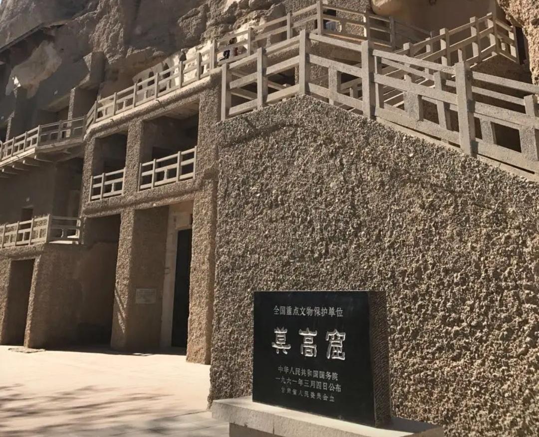上联，国宝流失，道士低卖古文献

下联，？？？
敦煌道士王圆箓，民间称之为道士，