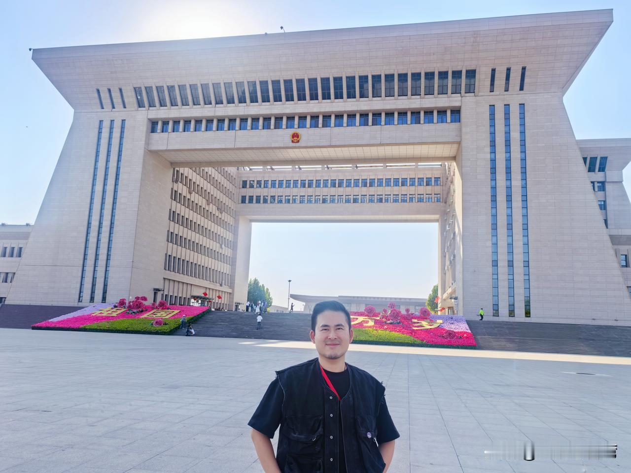 离开乌鲁木齐，我们抵达伊犁，到中国、哈萨克斯坦边境的霍尔果斯口岸，参访这一连接欧