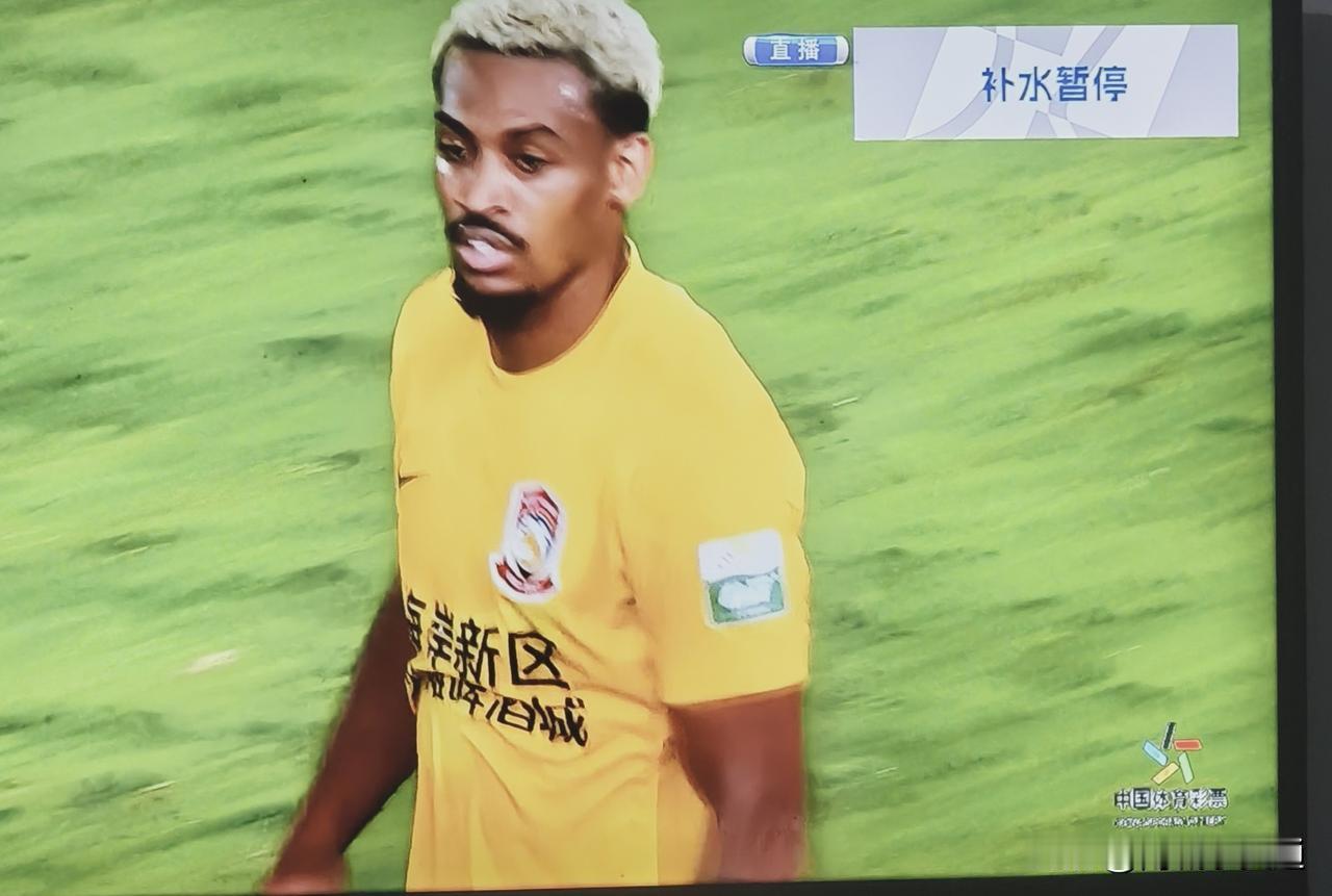 山东泰山队三连胜被终结，客场0比2输给了青岛西海岸队！
今晚山东泰山队踢的比较别