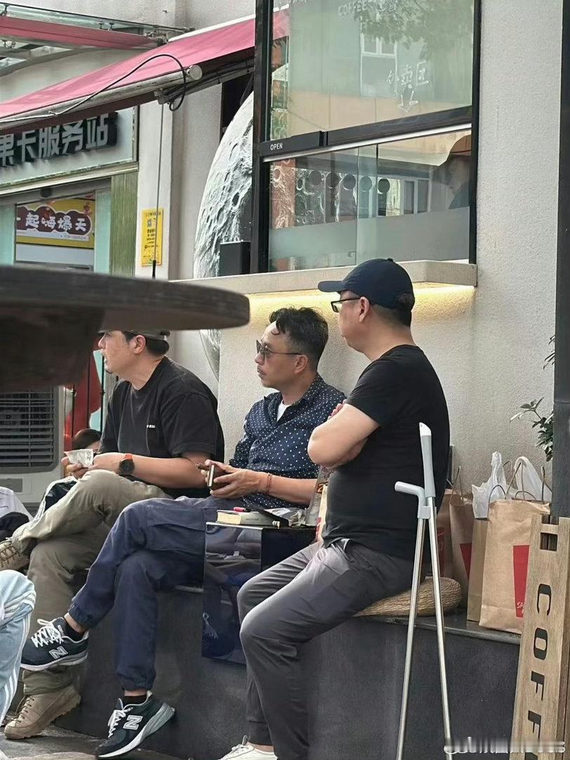 汪涵有多爱吃槟榔时间过的好快 汪涵和何老师是同龄人来的 也才52岁怎么感觉这么显