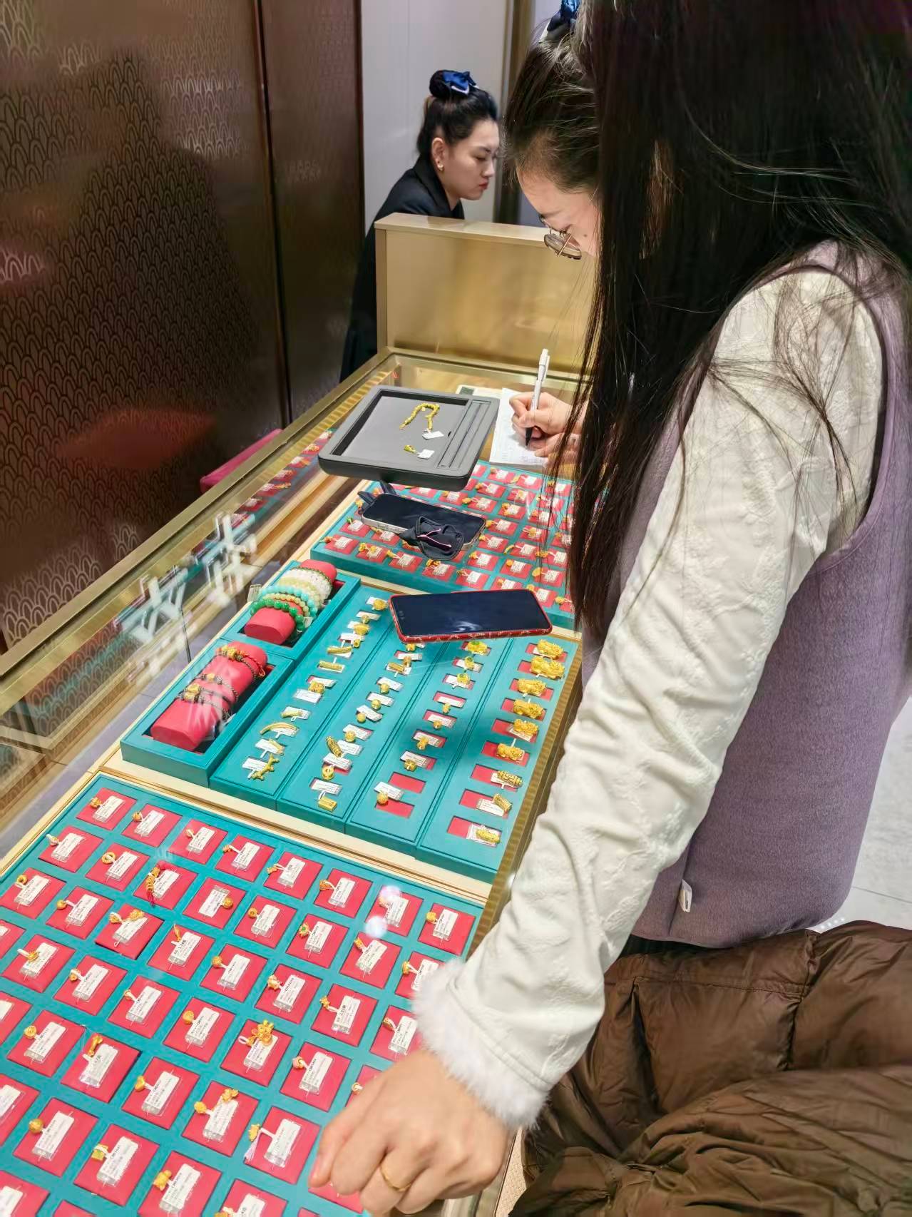 黄金暴跌 没必要惊讶，已经涨到那么高了，暴跌是早晚的事情，我觉得咱们普通人喜欢黄