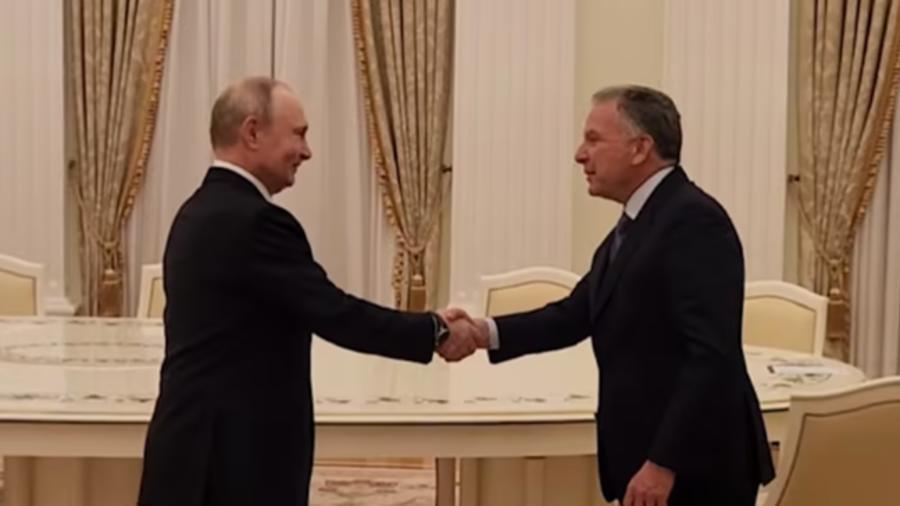 乌克兰再被美俄端上餐桌拉扯和博弈，普京深夜密谈美方3小时，俄军轰炸机同步巡航，库