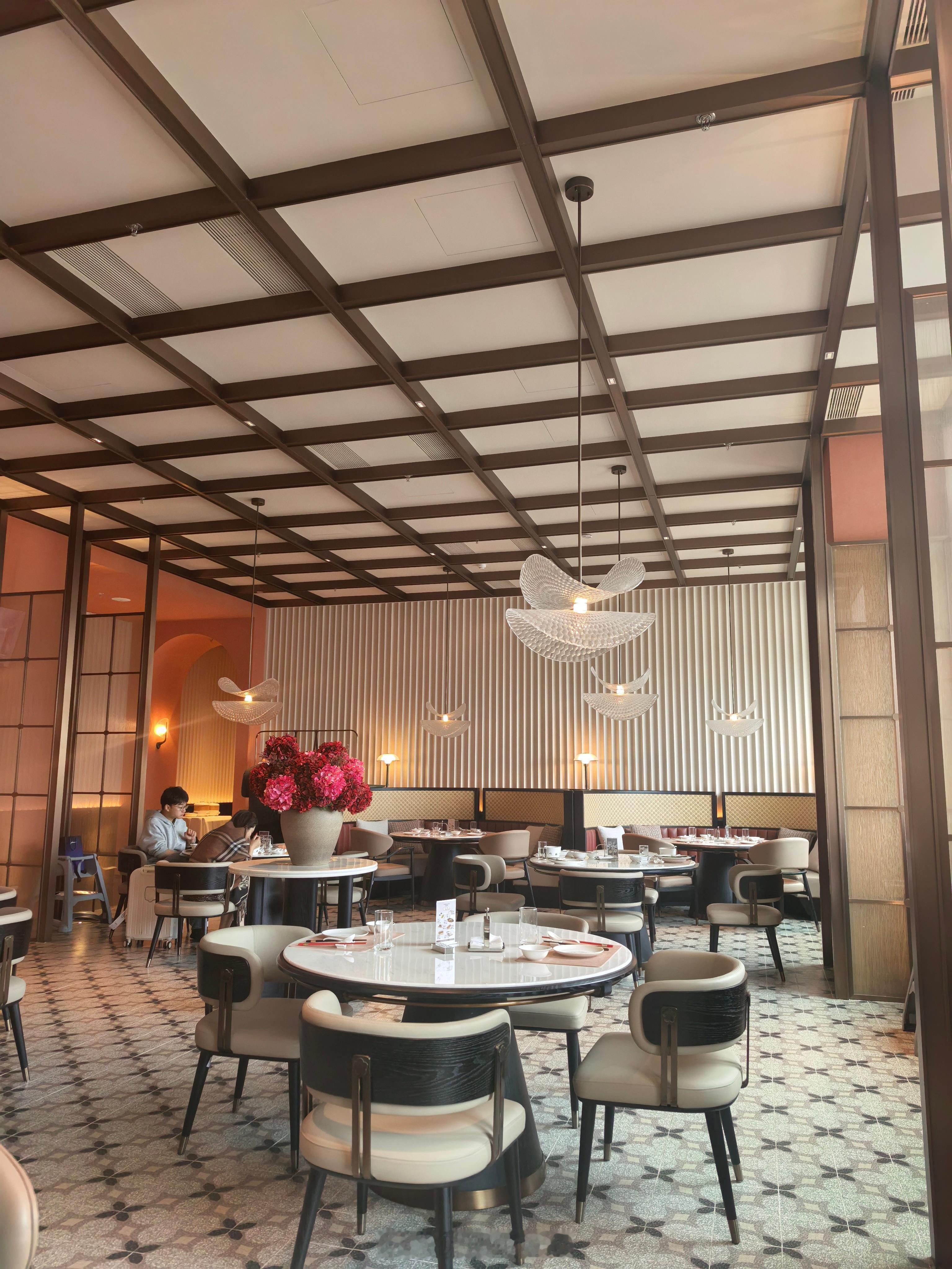 北京通州皇冠假日酒店这家酒店的餐厅真的够离谱的整个中午 就2个人在吃 生意惨淡到