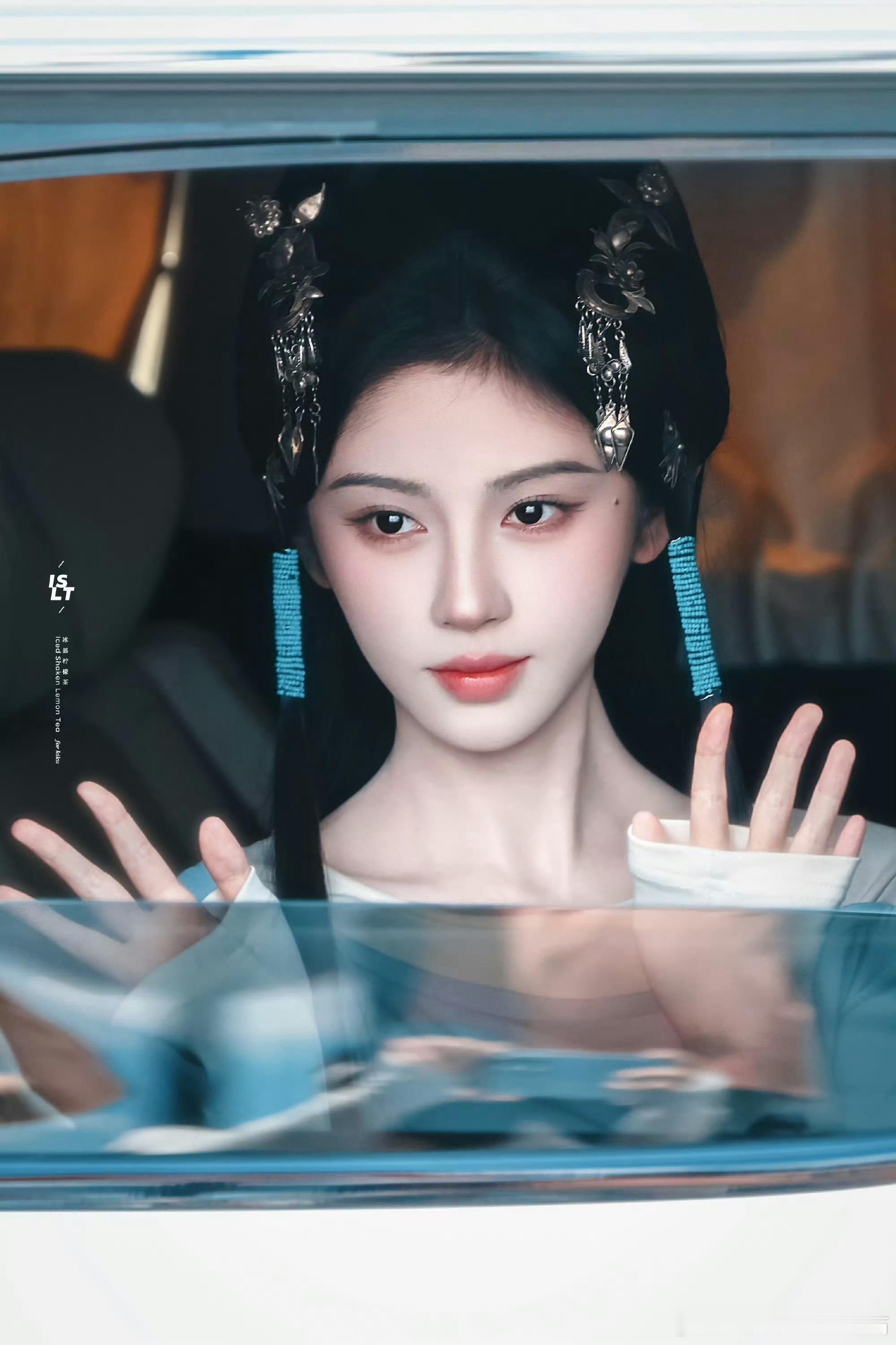 鞠婧祎  鞠婧祎车窗镜头氛围感拉满，光影错落衬出清丽眉眼，每套造型皆独具韵味，回