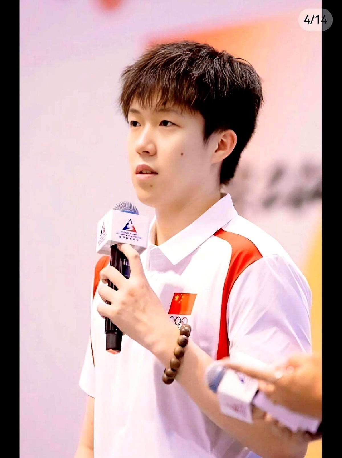 港澳行的直播回放还在B站热搜跳动，据粉丝统计短短十分钟里有七八位年轻女孩冲到耶子