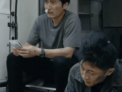 《白夜破晓》这一段真是让人啼笑皆非又背后发凉。传销窝点人误以为汪儿和周队是假冒的