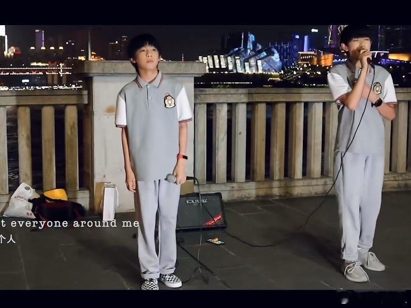 剪视频审片的时候看到决爱有没有想起当时穿着五十七中校服和13岁时最好的朋友在江边