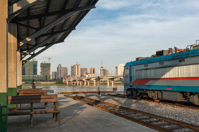 人生十分孤独。没有一个人能读懂另一个人，每一个人都很孤独。——赫尔曼·黑塞《雾中